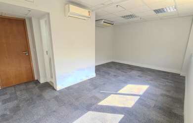 Imagem: O depósito possui 2 Vagas na garagem, 73m² de Área e está