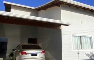 Imagem: A casa possui 3 Dormitórios, 3 Banheiros, 3 Vagas na garagem