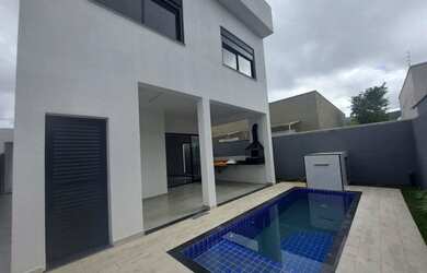 Imagem: A casa em condomínio possui 4 Dormitórios, 4 Banheiros, 2