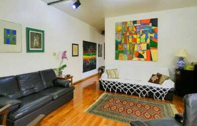 Imagem: A casa possui 2 Dormitórios, 3 Banheiros, 2 Vagas na garagem