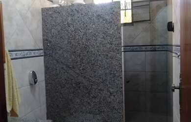 Imagem: A casa possui 3 Dormitórios, 1 Banheiro, 3 Vagas na garagem