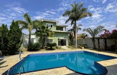 Imagem: A casa possui 4 Dormitórios, 5 Banheiros, 4 Vagas na garagem