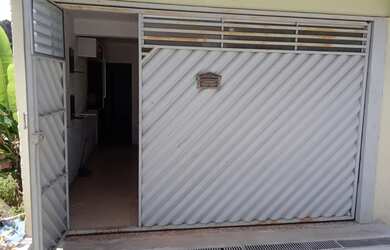 Imagem: A casa possui 1 Dormitório, 1 Banheiro, 1 Vaga na garagem