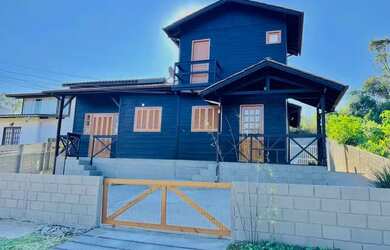 Imagem: A casa possui 4 Dormitórios, 2 Banheiros, 1 Vaga na garagem