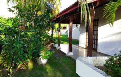 Imagem: A casa possui 4 Dormitórios, 4 Banheiros, 4 Vagas na garagem