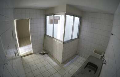 Imagem: O apartamento possui 2 Dormitórios, 1 Banheiro, 1 Vaga na garagem