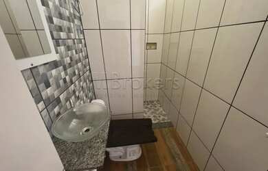 Imagem: A casa possui 2 Dormitórios, 2 Banheiros, 2 Vagas na garagem