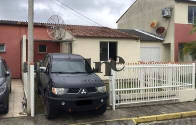Imagem: A casa em condomínio possui 3 Dormitórios, 2 Banheiros, 1