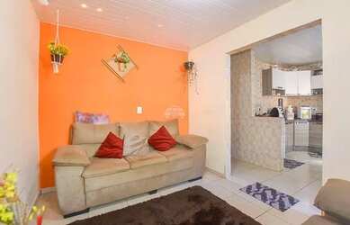 Imagem: A casa possui 3 Dormitórios, 1 Banheiro, 2 Vagas na garagem