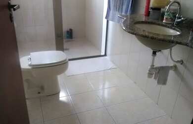 Imagem: A casa possui 4 Dormitórios, 3 Banheiros, 3 Vagas na garagem