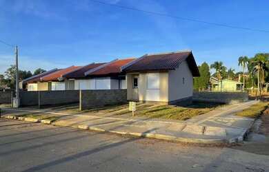 Imagem: A casa possui 2 Dormitórios, 1 Banheiro, 1 Vaga na garagem