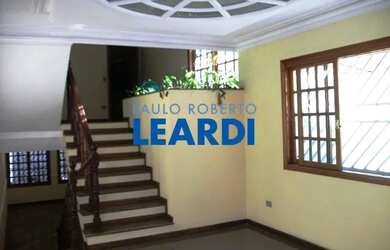 Imagem: A casa possui 3 Dormitórios, 4 Banheiros, 5 Vagas na garagem