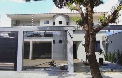 Imagem: A casa possui 4 Dormitórios, 4 Banheiros, 2 Vagas na garagem