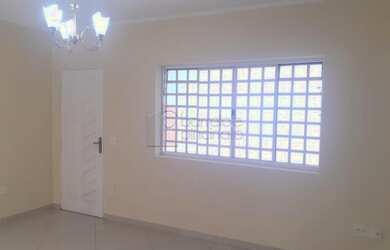 Imagem: A casa possui 3 Dormitórios, 3 Banheiros, 3 Vagas na garagem