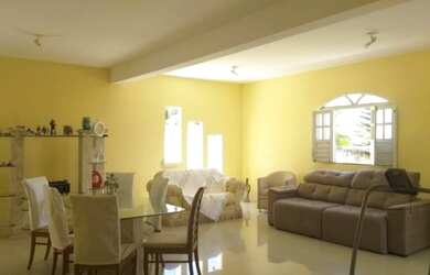 Imagem: A casa possui 3 Dormitórios, 1 Banheiro, 1 Vaga na garagem