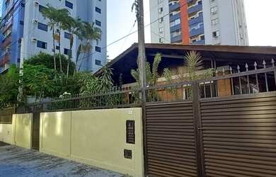 Imagem: A casa possui 3 Dormitórios, 3 Banheiros, 4 Vagas na garagem