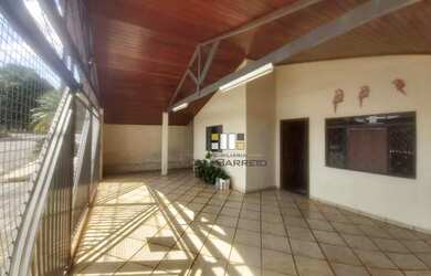 Imagem: A casa possui 3 Dormitórios, 2 Banheiros, 3 Vagas na garagem