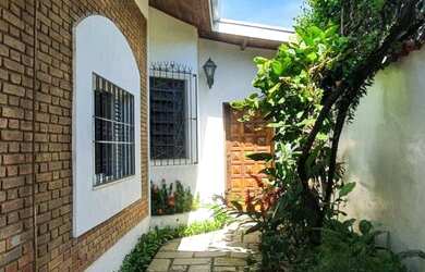 Imagem: A casa possui 3 Dormitórios, 3 Banheiros, 293m² de Área