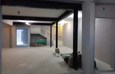 Imagem: O depósito possui 4 Vagas na garagem, 500m² de Área e está