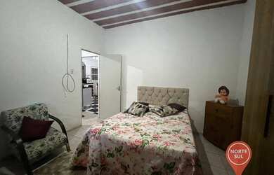 Imagem: A casa possui 3 Dormitórios, 1 Banheiro, 2 Vagas na garagem