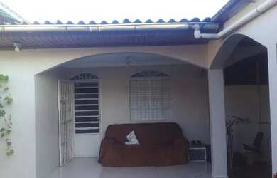 Imagem: A casa possui 5 Dormitórios, 3 Banheiros, 2 Vagas na garagem