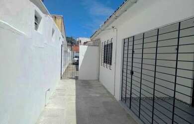 Imagem: A casa possui 3 Dormitórios, 1 Banheiro, 2 Vagas na garagem