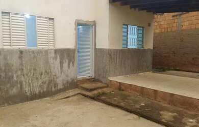 Imagem: A casa possui 2 Dormitórios, 1 Banheiro e está localizado