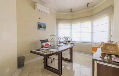 Imagem: A casa possui 4 Dormitórios, 4 Banheiros, 4 Vagas na garagem