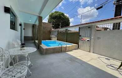 Imagem: A casa possui 5 Dormitórios, 4 Banheiros, 5 Vagas na garagem