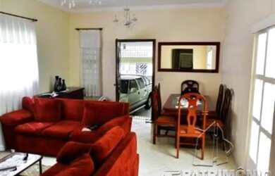 Imagem: A casa possui 5 Dormitórios, 1 Banheiro, 1 Vaga na garagem