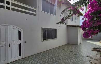 Imagem: A casa possui 3 Dormitórios, 5 Banheiros, 2 Vagas na garagem