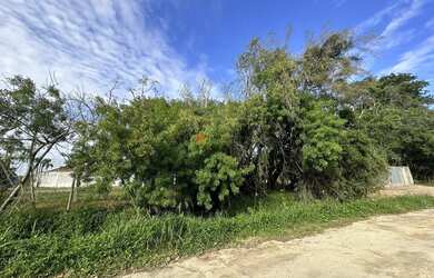 Imagem: O terreno possui 375m² de Área e está localizado em Laranjal