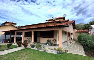 Imagem: A casa possui 3 Dormitórios, 2 Banheiros, 2 Vagas na garagem