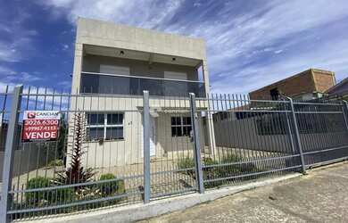 Imagem: A casa possui 4 Dormitórios, 4 Banheiros, 3 Vagas na garagem