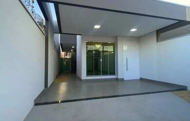 Imagem: A casa possui 3 Dormitórios, 1 Banheiro, 2 Vagas na garagem