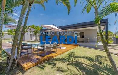 Imagem: A casa em condomínio possui 4 Dormitórios, 5 Banheiros, 2