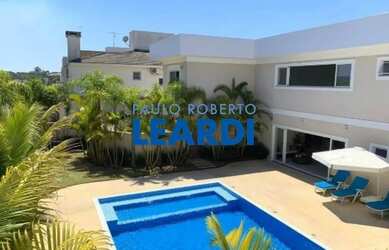 Imagem: A casa em condomínio possui 5 Dormitórios, 5 Banheiros, 5