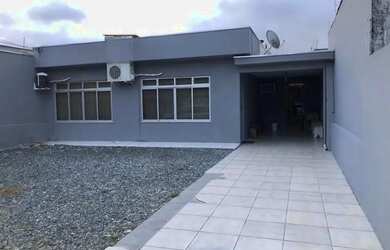 Imagem: A casa possui 3 Dormitórios, 2 Banheiros, 4 Vagas na garagem