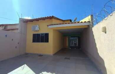 Imagem: A casa possui 2 Dormitórios, 2 Banheiros, 2 Vagas na garagem