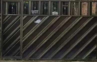 Imagem: A casa possui 2 Dormitórios, 1 Banheiro, 2 Vagas na garagem