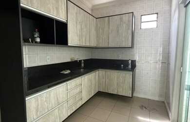 Imagem: A casa possui 3 Dormitórios, 2 Banheiros, 4 Vagas na garagem