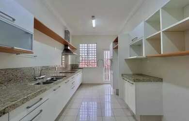 Imagem: A casa possui 4 Dormitórios, 5 Banheiros, 4 Vagas na garagem