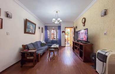 Imagem: A casa possui 2 Dormitórios, 1 Banheiro, 2 Vagas na garagem