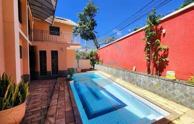 Imagem: A casa possui 4 Dormitórios, 4 Banheiros, 5 Vagas na garagem