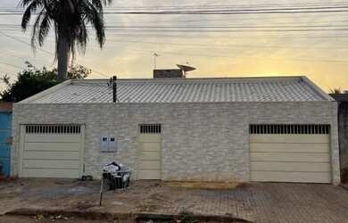 Imagem: A casa possui 4 Dormitórios, 4 Banheiros, 4 Vagas na garagem