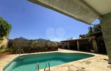 Imagem: A casa possui 3 Dormitórios, 4 Banheiros, 395m² de Área e