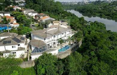 Imagem: Lindíssima residência com vista permanente para a mata