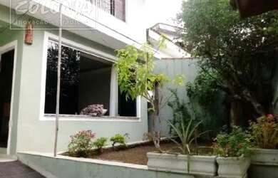 Imagem: A casa possui 3 Dormitórios, 2 Banheiros, 4 Vagas na garagem