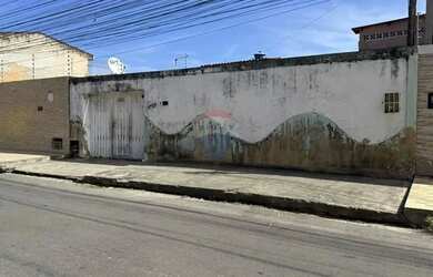 Imagem: A casa possui 3 Dormitórios, 2 Banheiros, 3 Vagas na garagem