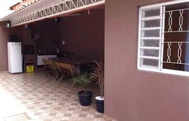 Imagem: A casa possui 3 Dormitórios, 3 Banheiros, 4 Vagas na garagem